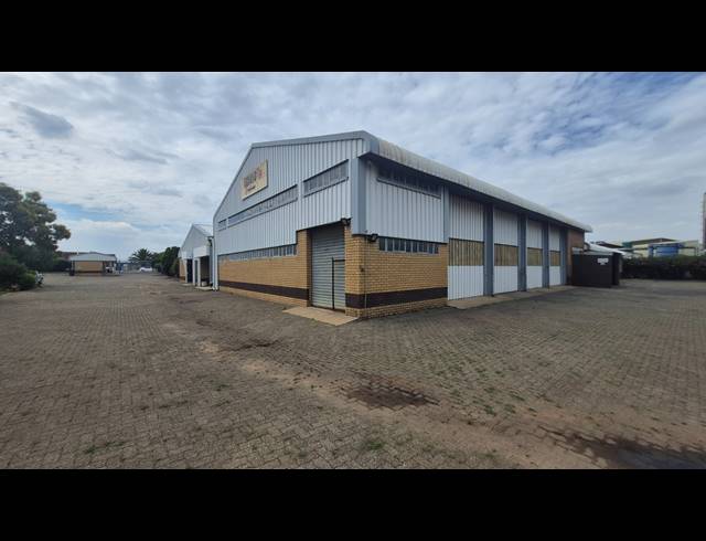 2,450M² WAREHOUSE TO LET IN APEX